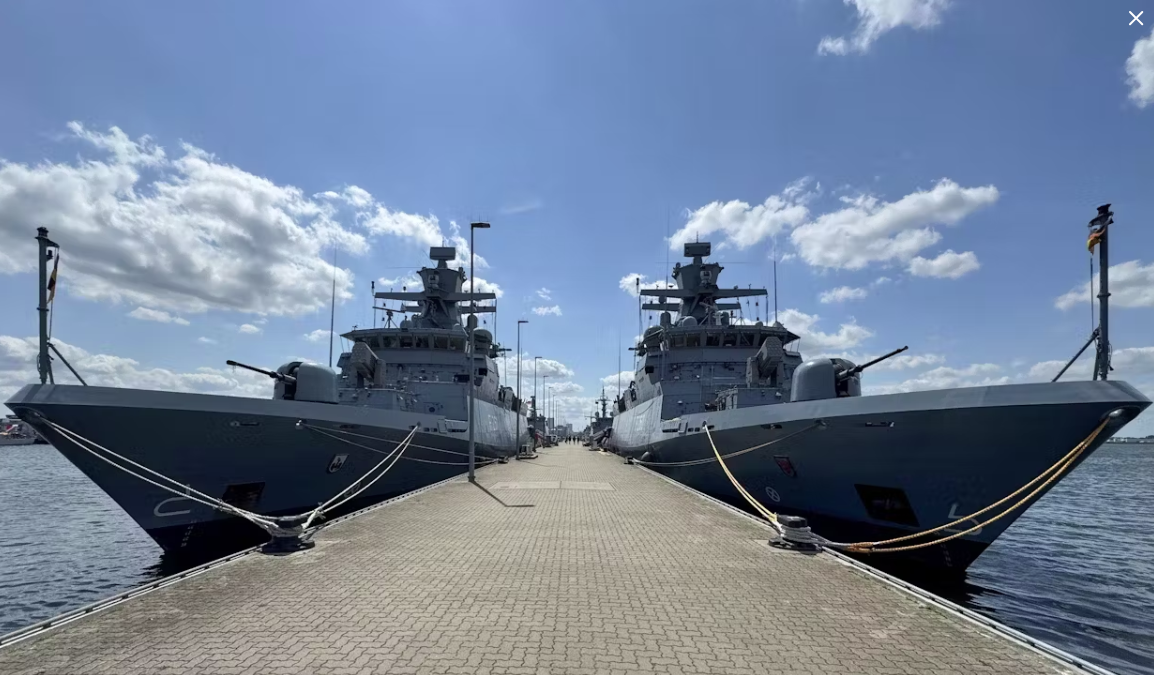 Корветы «Магдебург» и «Брауншвейг» стоят у причала военно-морской базы Высоких Дюн в Варнемюнде в готовности к отплытию для участия в крупных манёврах Baltops в Балтийском море © Stefan Sauer/dpa