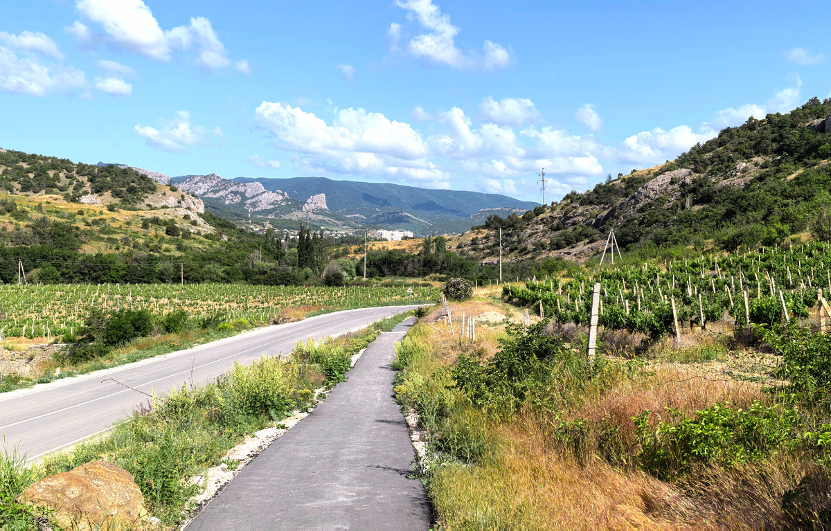Между гор виднеется Щебетовка 