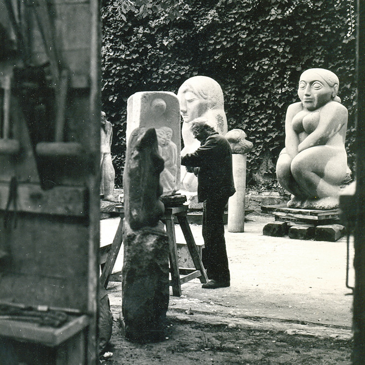 Во дворе мастерской Фазиля Наджафова. 1985