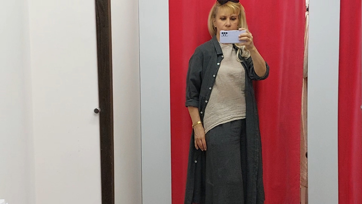 Чёрный лен особенно актуален летом. Он сочетает в себе стильность и практичность, а также подходит для различных стилей одежды. Есть несколько причин, почему чёрный лен становится все популярнее: