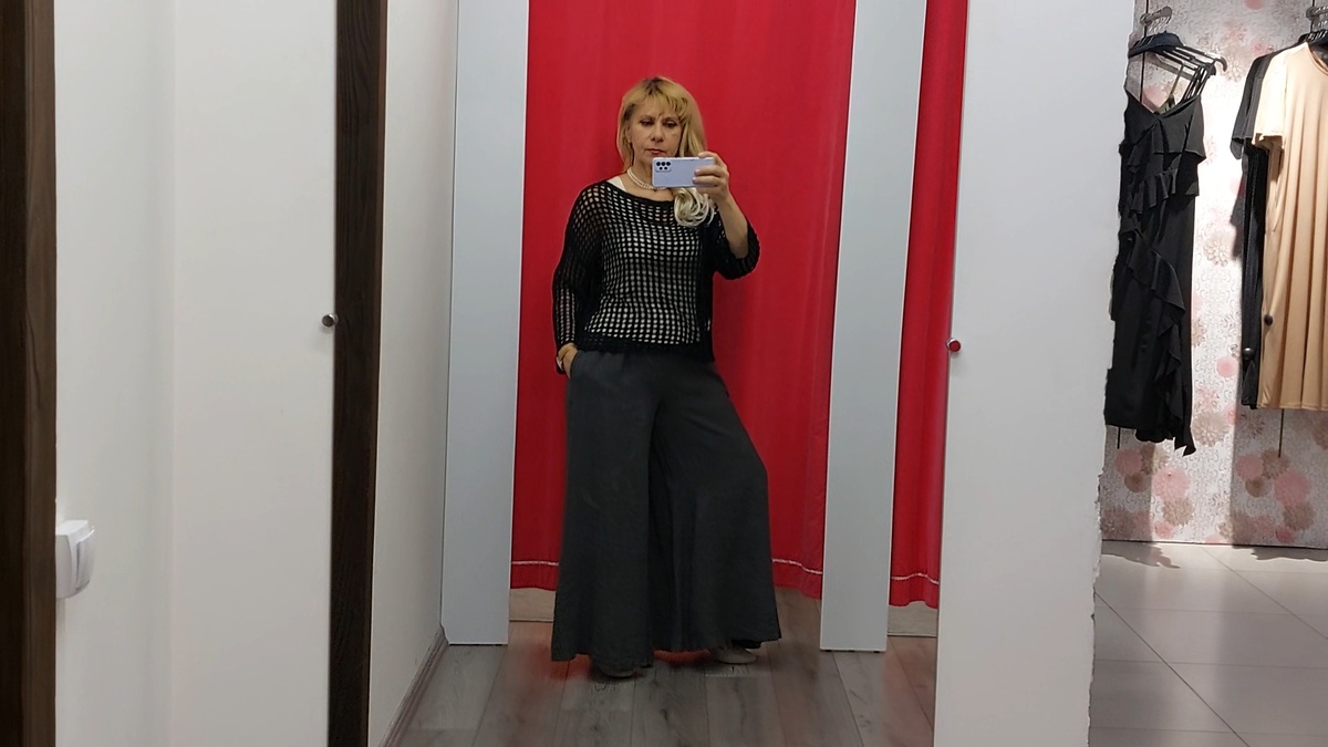 1. Элегантный и стильный вид. Черный цвет всегда смотрится изысканно и подходит для создания как повседневных, так и вечерних образов.                 2. Комфорт в жаркую погоду. Льняная ткань дышит, впитывает влагу и быстро высыхает, что делает ее идеальным выбором для летней одежды.                                   3. Практичность. Льняная одежда прочная и долговечная, поэтому чёрная одежда из льна прослужит долго, сохраняя свой первозданный вид.