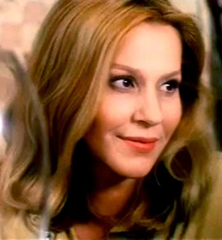 Светская и российская актриса театра, кино и дубляжа. 