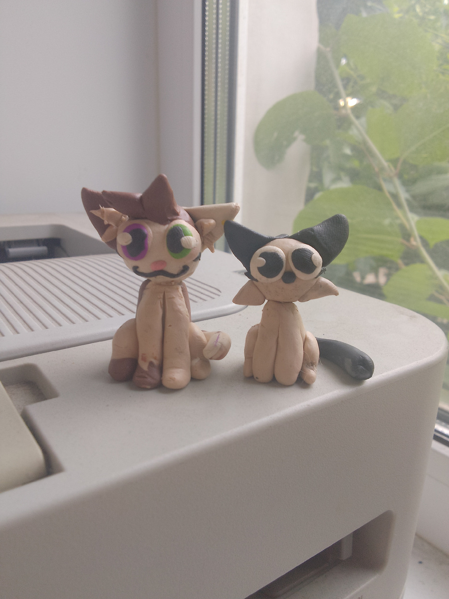 Я у Мили перепутала пятно с левой и правой лапой,прости:(