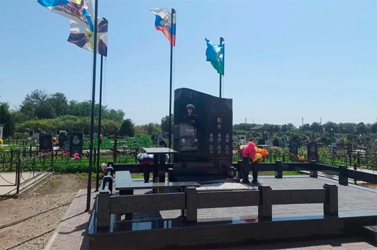    Вандалов, которые выкопали цветы на могиле Героя РФ, ищут на Ставрополье