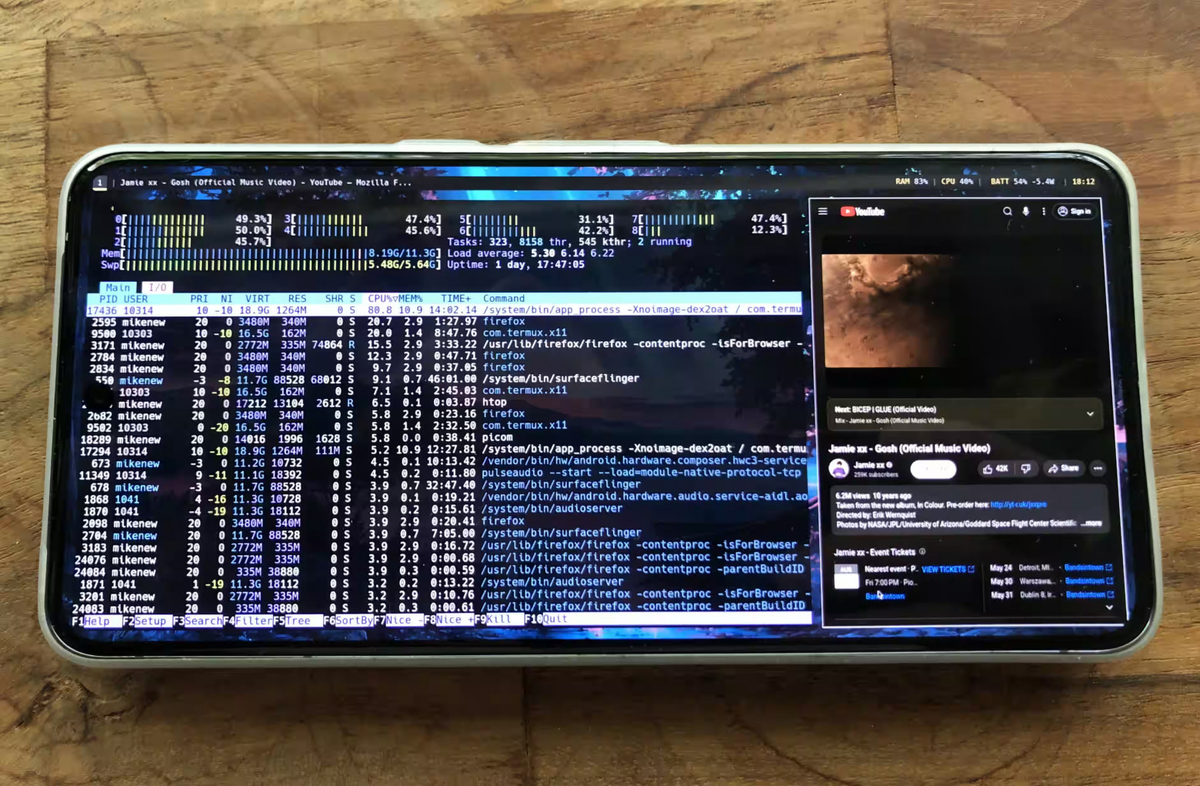 Это графическое окружение X11, с настоящим управлением окнами и композингом: FireFox лампово воспроизводит youtube (аудио тоже работает!), статус-бар с системной статистикой. Запускается за секунды и выглядит довольно шустрым  