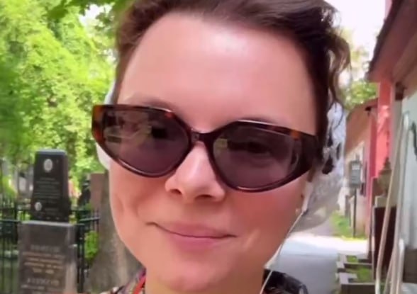 «Деду место присматривает»: молодую жену Петросяна Брухунову высмеяли за «исполнение мечты» на кладбище