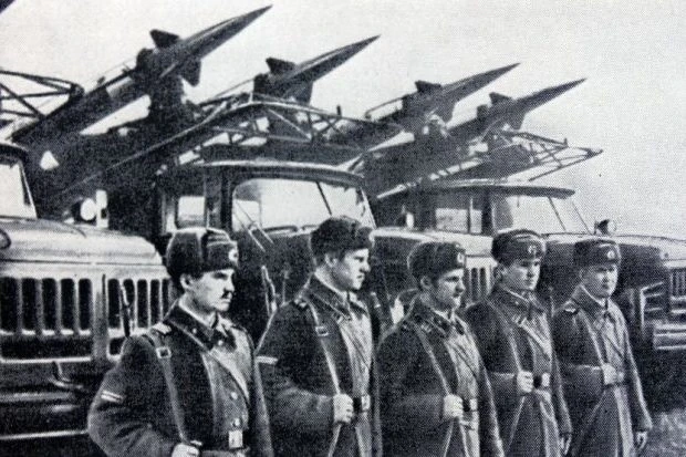 Советские войска противовоздушной обороны изображены на фоне ракет.