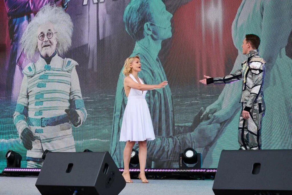 Фестиваль «Театральный бульвар-2025». Театральное музыкальное попурри «Звезды Малой Ордынки». Амфитеатр на Покровском бульваре. Фотография организатора