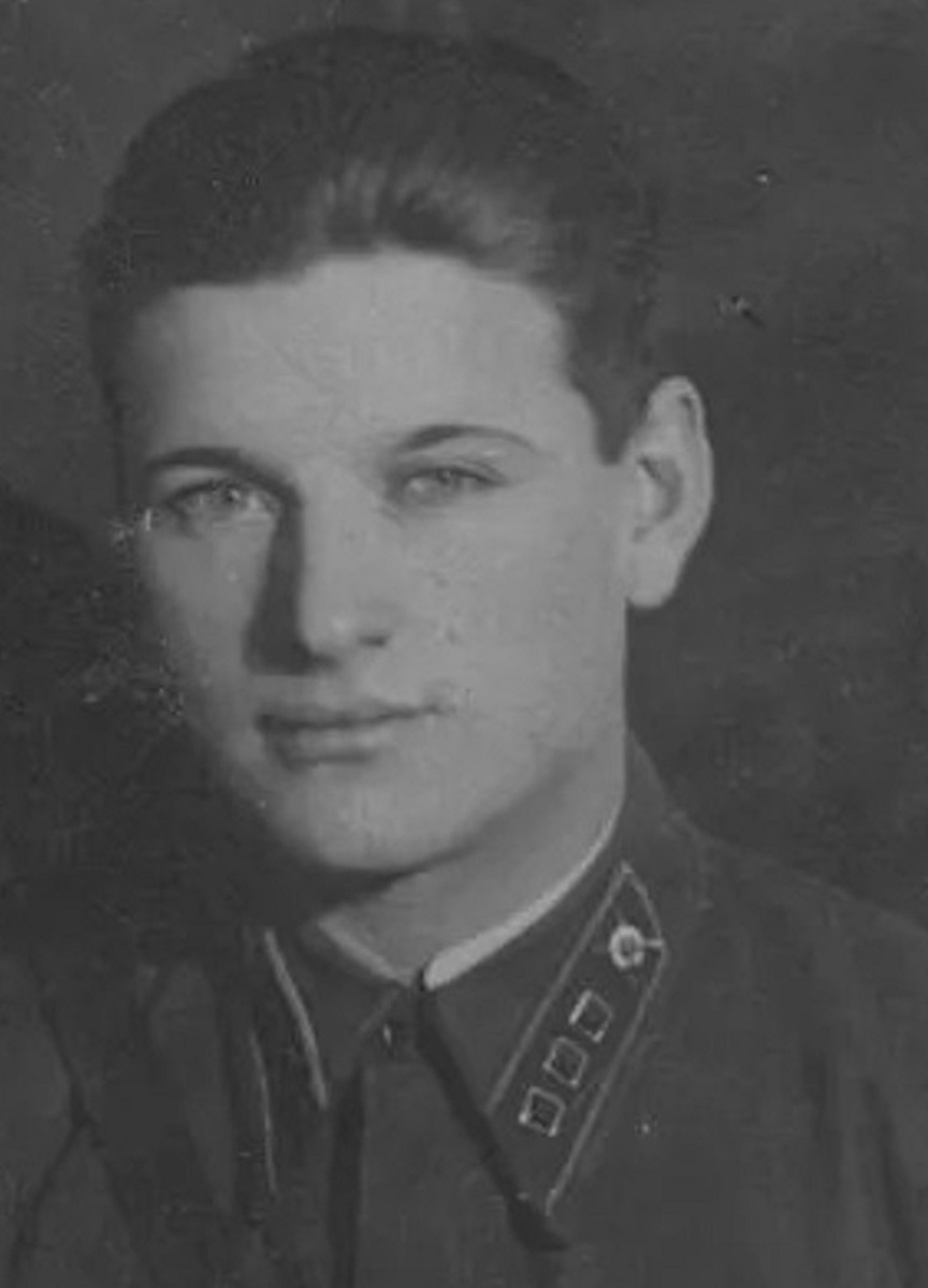 На фото: Родной дядя автора Михаил Иванович Паршиков. Кавалер медали "За взятие Берлина" и ещё семи боевых орденов и медалей. Погиб в бою с бандеровцами 7 октября 1949 года. 