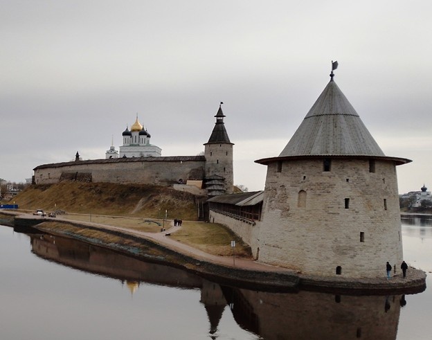 Псков. Вид на кремль. Он был центром истории Лжедмитрия III. И Лисовский ходил вокруг него кругами в 1611-13. Из открытых источников