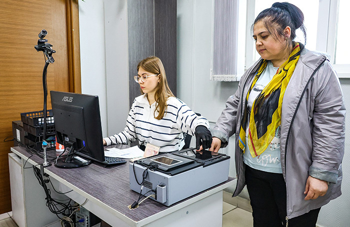    Дактилоскопическая регистрация в миграционном центре.Кирилл Кухмарь/ТАСС