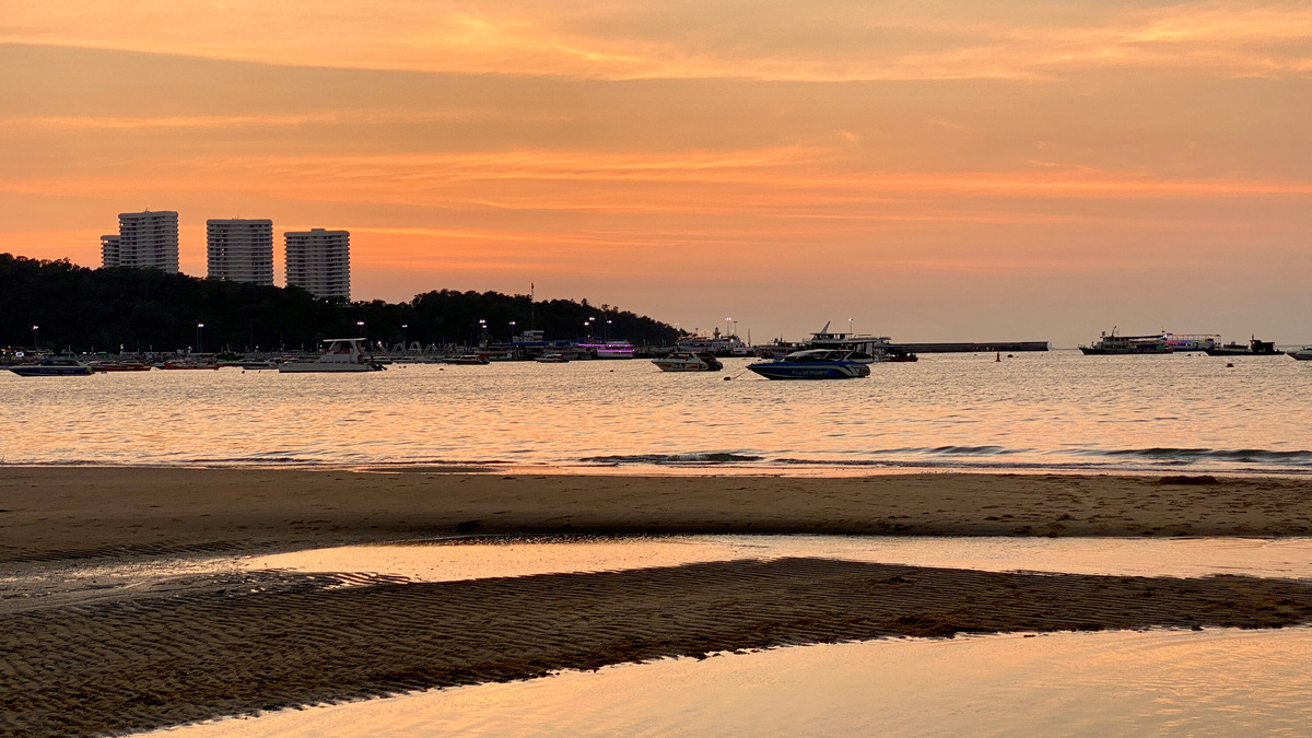 Джомтьен — место, куда едут ради таких закатов