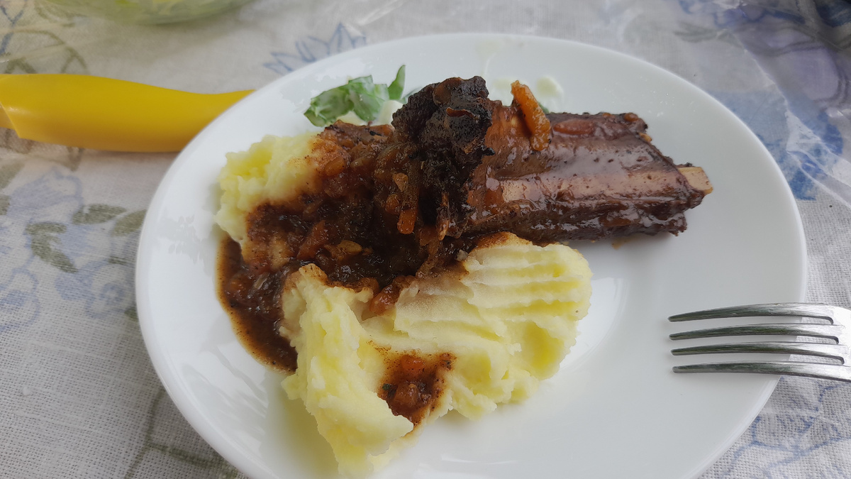 Приготовили в казане марала и не в казане пюрешку