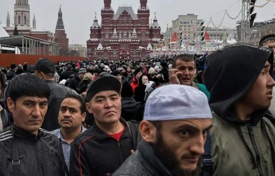    Москва под угрозой блокировки: власти обсуждают перенос столицы из-за мигрантских волнений