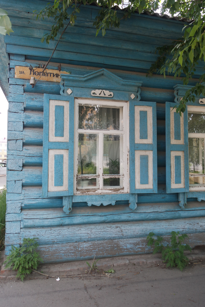 обожаю старые и бликующие стёкла - кажется, будто я не в Иркутске, а в Европе - там таких много же...