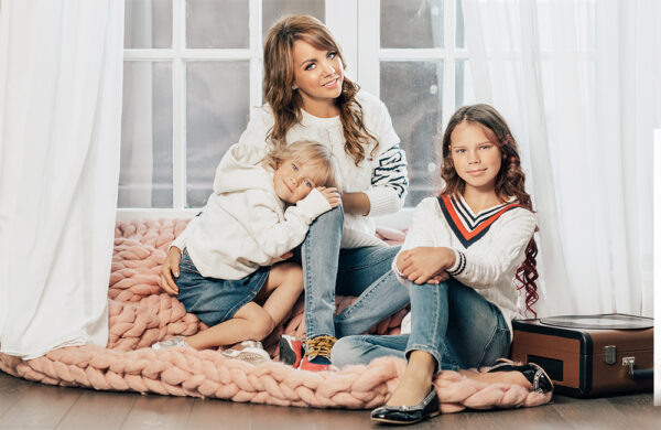    Певица МакSим с дочерями. Фото: news.myseldon.com