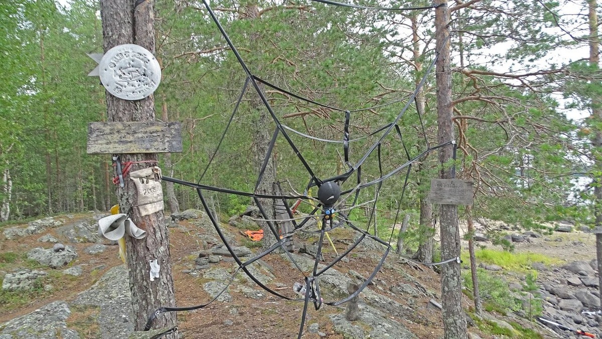 Остров добрых духов — небольшой скалистый пятачок земли. Туристы мастерят смешные фигуры — тумбочки, паутины, развешивают таблички с весёлыми надписями на деревьях и даже деревянные унитазы с надписями, развешивают па. Отсюда невозможно не уехать в светлом настроении. Фото: Алексей Блинов / Яндекс Карты