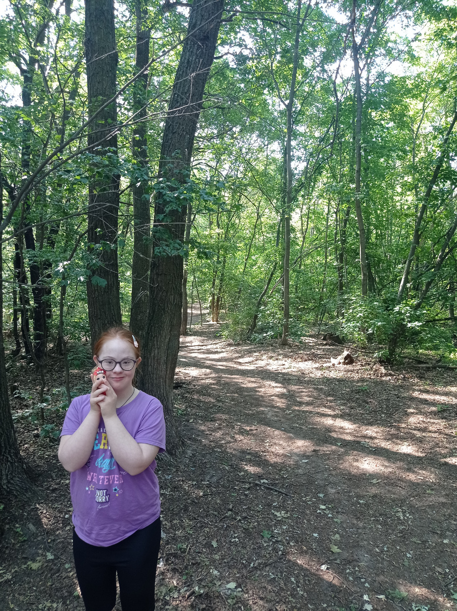 Лиза в лесу под Троицу