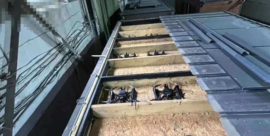 Фото: СБУ | Дроны спрятали в деревянных контейнерах на грузовиках, чьи крыши в нужный момент откинулись