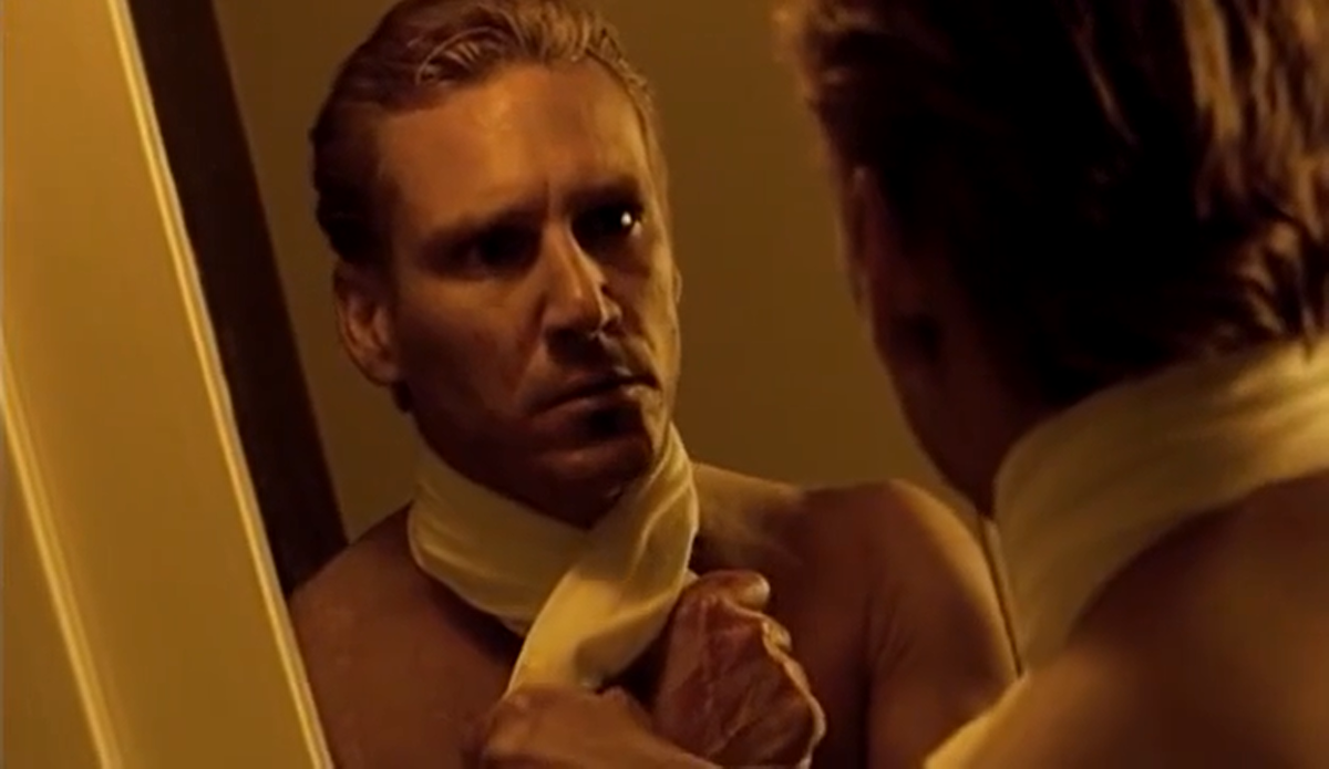 После каждого убийства Спек идёт помыть руки, причесаться и одеть новую футболку. Откуда он их столько раздобыл в женском общежитии, ещё и нужного размера?