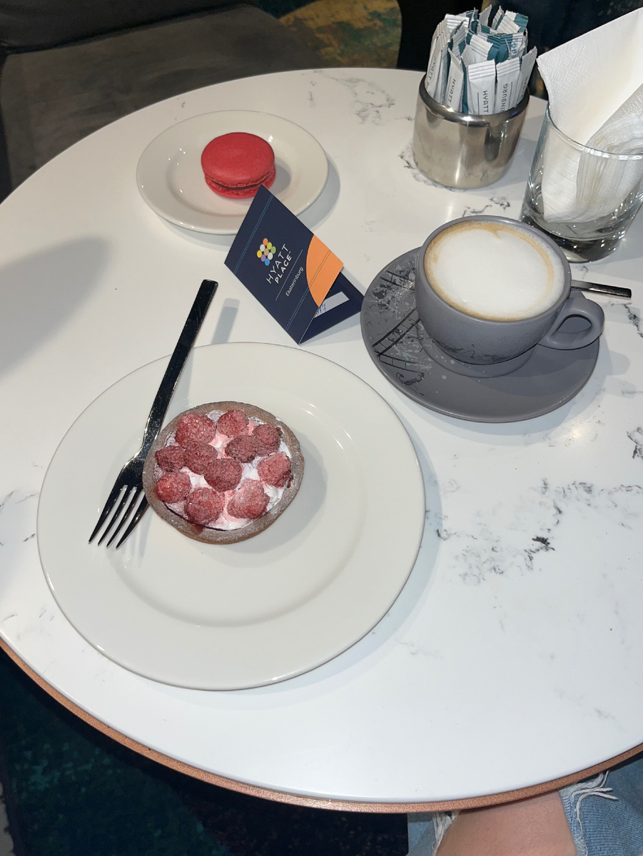 Десерты и кофе в лобби отеля (за отдельную плату, в стоимость не включены), Hyatt Place 4*, ул. Репина, 1/2, Екатеринбург. 