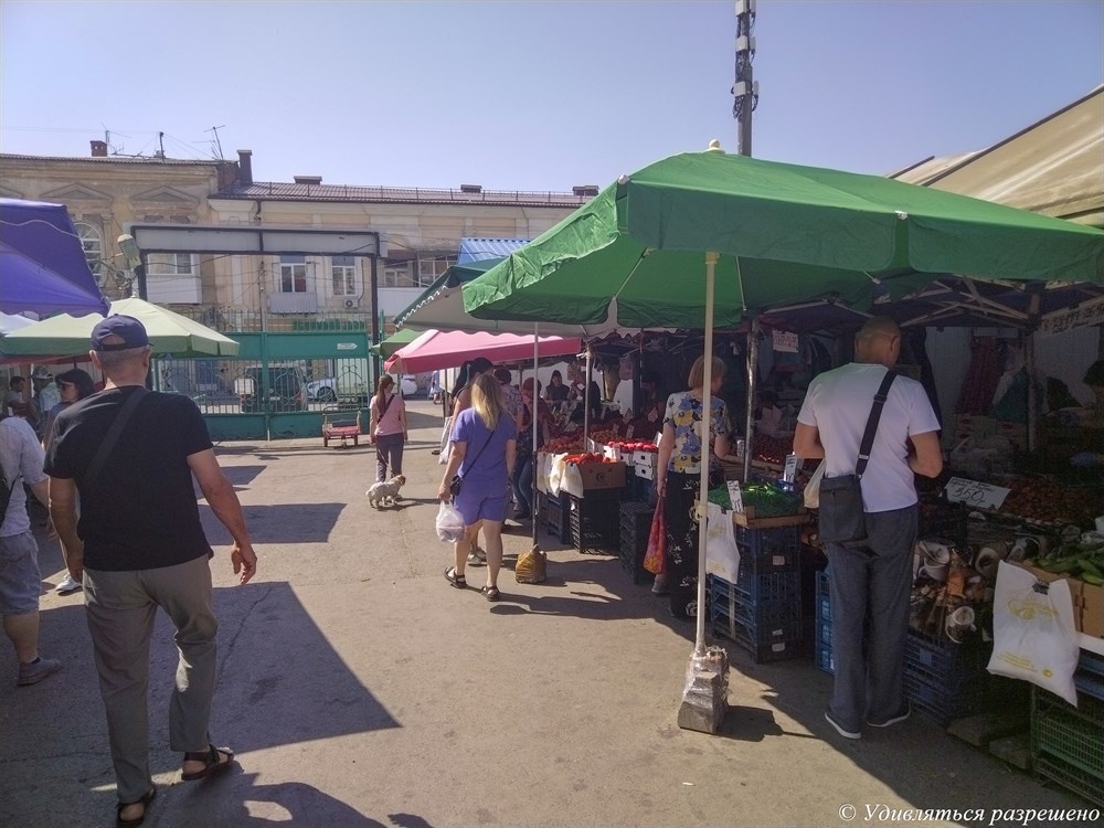 По рынку гуляет народ молодой