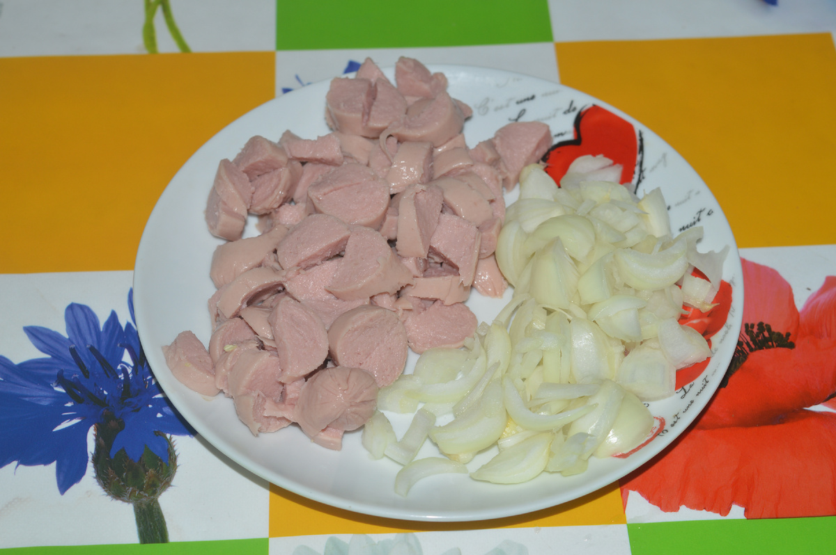 Макаронная запеканка с сосисками. Шаг 2. Фото: канал Три рецепта.