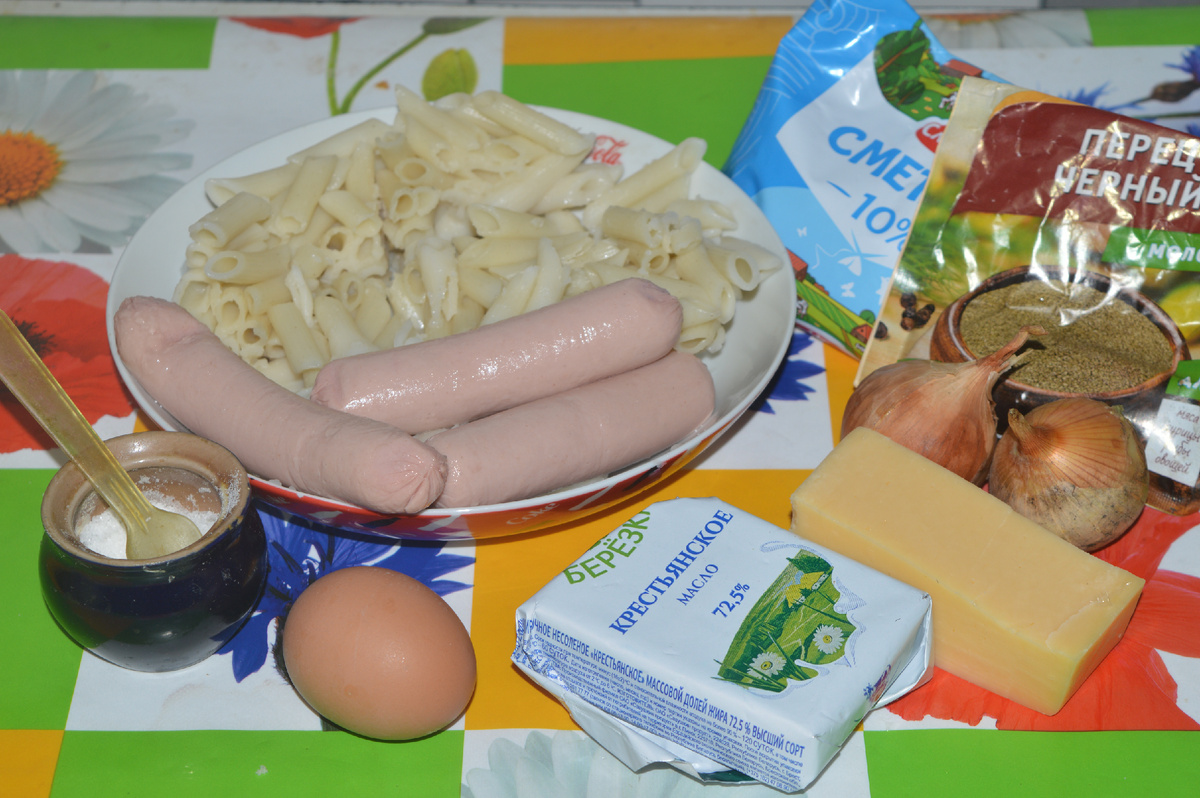 Макаронная запеканка с сосисками. Шаг 1. Фото: канал Три рецепта.