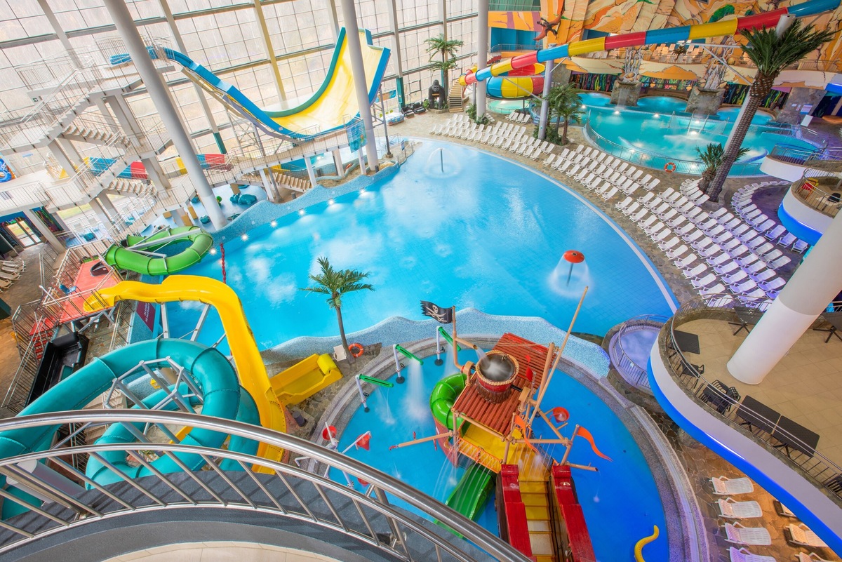 Здесь 11 разных горок, часть из которых выходят на улицу, но там тепло круглый год. Фото: «Мореон» / Вконтакте