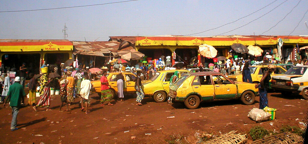 Рынок в любом населенном пункте - что- куда-то везут продают, покупают кричат, едят, спят все в одном месте