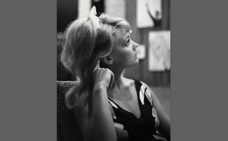 Людмилу Давыдову часто называли женщиной, которая никогда не улыбалась, многие замечали, что-то терзало душу актрисы. Красота ей не принесла счастья, а конец жизни был печальным