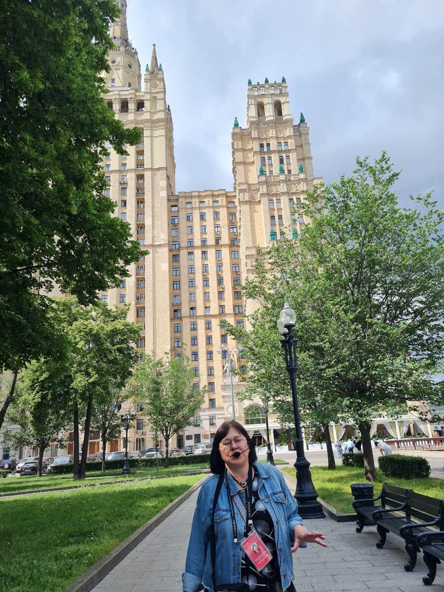 Гид Ирина Нехорошкина ведет группу по Москве