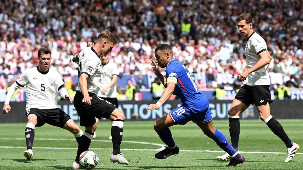    Килиан Мбаппе (в синем) в матче против Германии. AFP