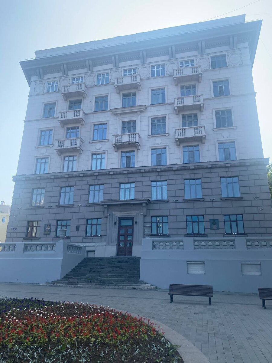 Дом №1. Построен в 1937 году. Шестиэтажный жилой дом, предназначавшийся для высших чинов управления Нижегородской области, из-за этого он получил название «Правительственного» или «Первого» дома. 