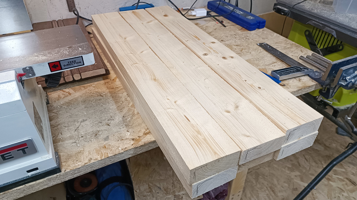 Шесть брусков для склейки, чтобы потом выпилить из них ножки стола 