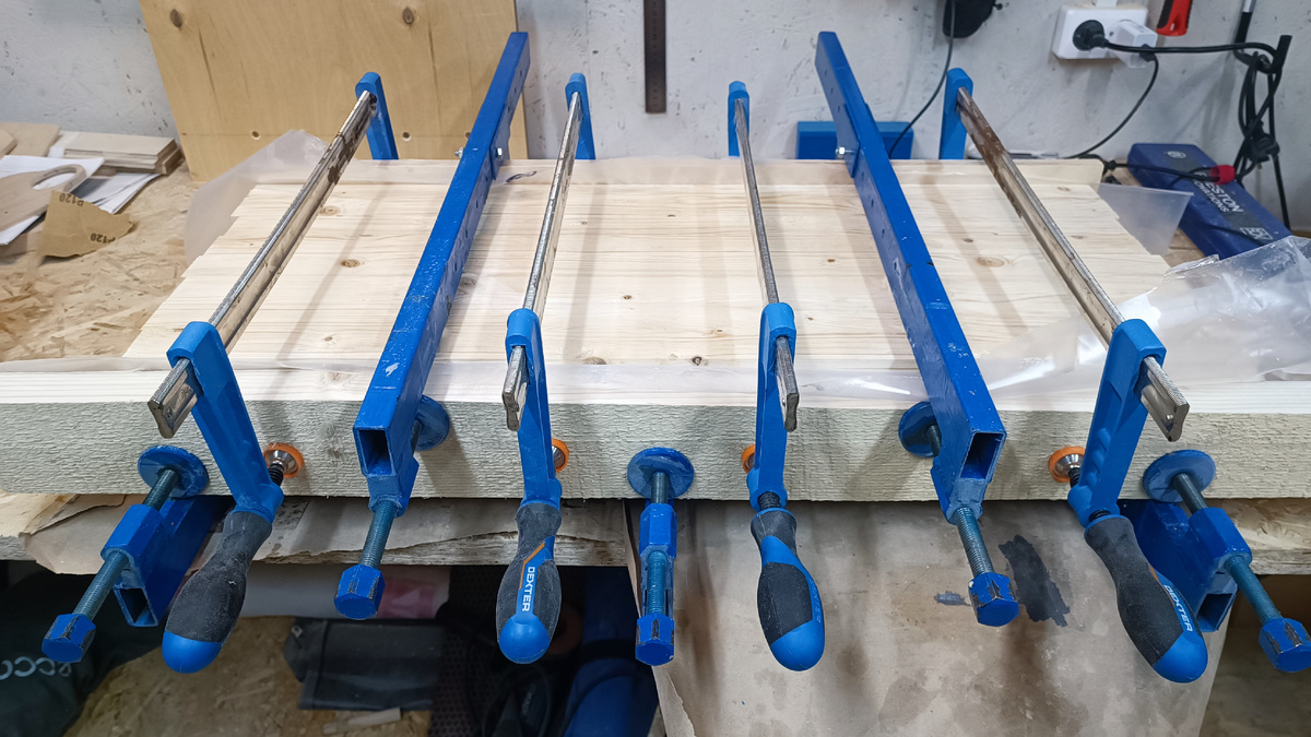 Собрал все доски, промазал столярным клеем и затянул струбцинами