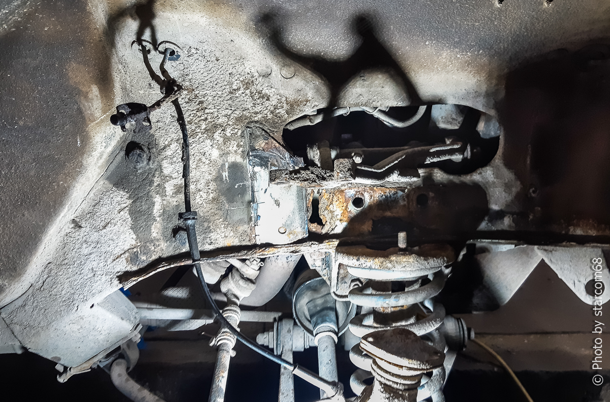 Обратите внимание на дыру неправильной формы в переднем правом лонжероне. За зиму она значительно увеличилась, да и подрасковыряли мы ее немного для наглядности