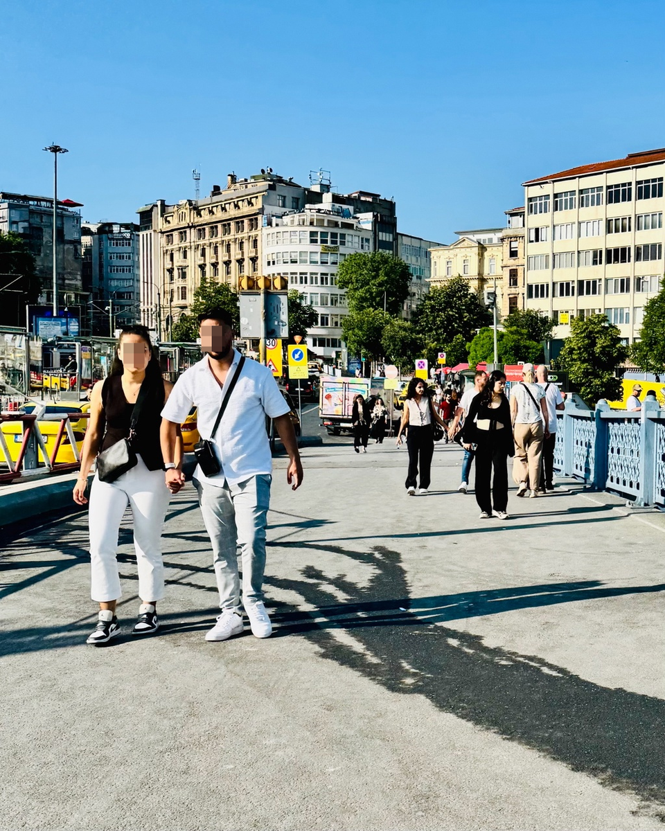 Местные в Стамбуле - длинные брюки и кроссы даже в жару