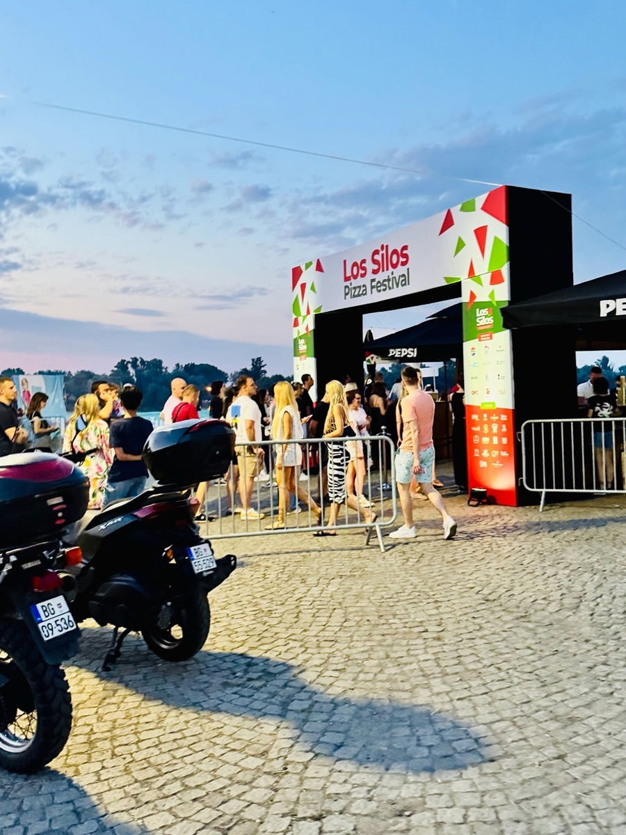 А это Белград: вечер, уже темнеет, но все в шортах и с голыми ногами. Ну а чего, жарко же!