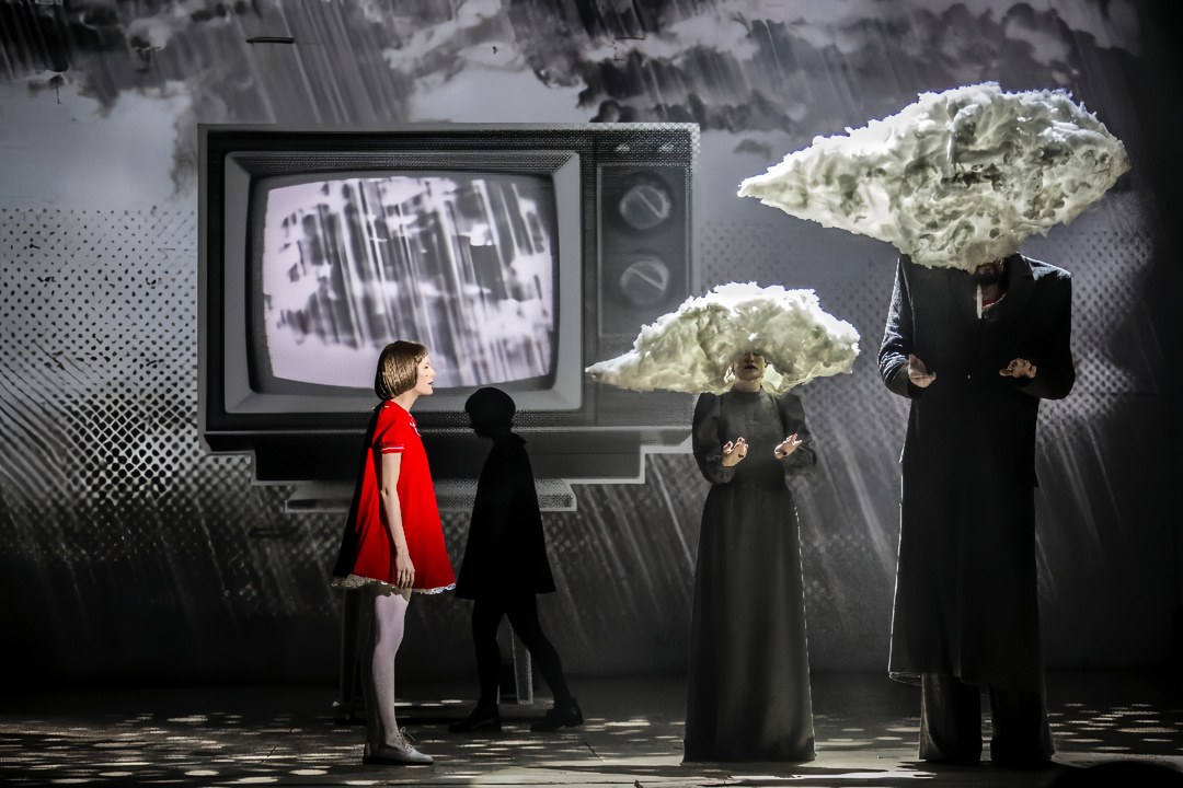 Фрагмент спектакля «Беги, Алиса, Беги» (2018 г.), реж. М. Диденко