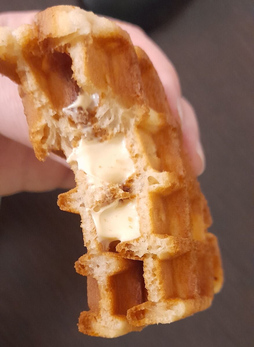 В первой вафле было очень много кремообразной начнки со вкусом банана