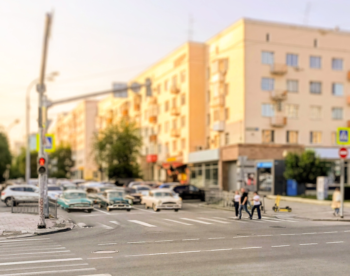 Город Екатеринбург, перекрёсток проспекта Ленина и улицы Мамина-Сибиряка