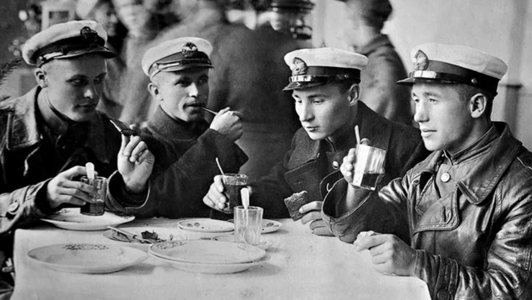 Аэронавты Николай Гудованцев, Ободзинский, Иван Паньков, инженер Устинович
