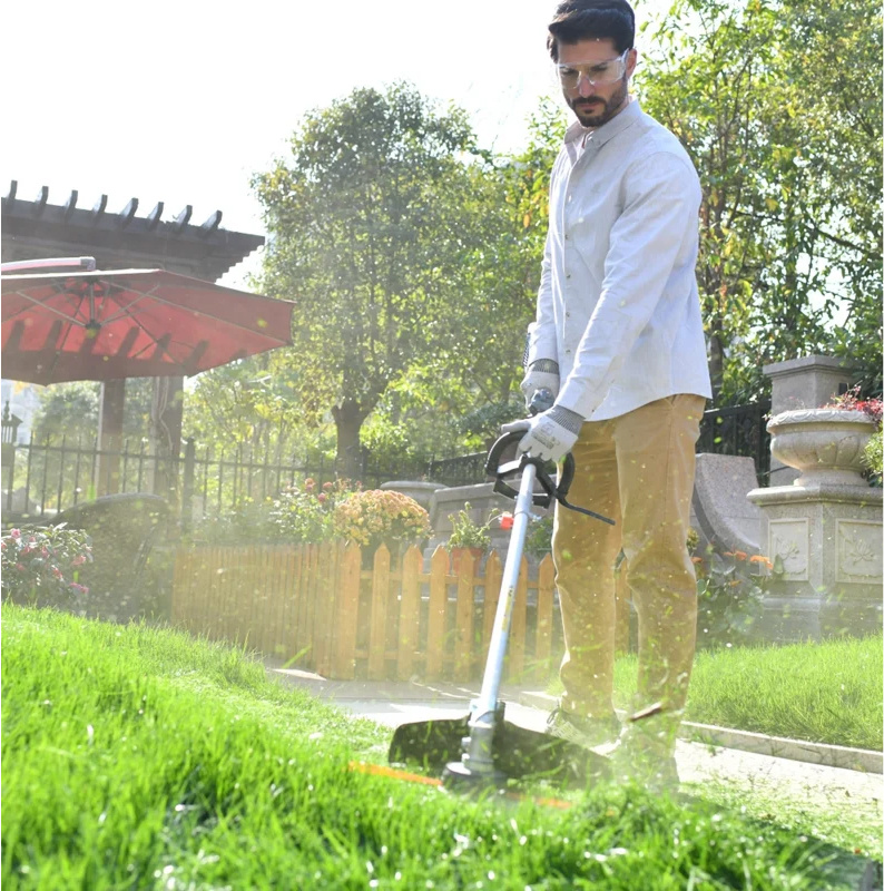 Широкий пластиковый кожух защищает от летящей травы