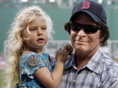 Джон Фогерти на фото с дочерью Келси в Фенуэй-парке в 2006 году.