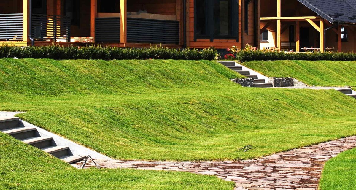 Благоустроенный участок с перепадом высот