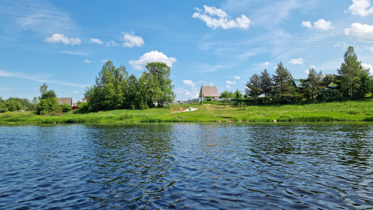 Дачные домики уютно расположились по берегам, а прямо у воды – детский домик и горка.