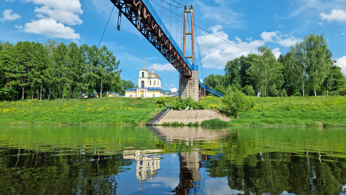 Тот самый вантовый мост в Зубцове, предназначенный только для пешеходов. Величественное и непривычное зрелище для этой части Волги.