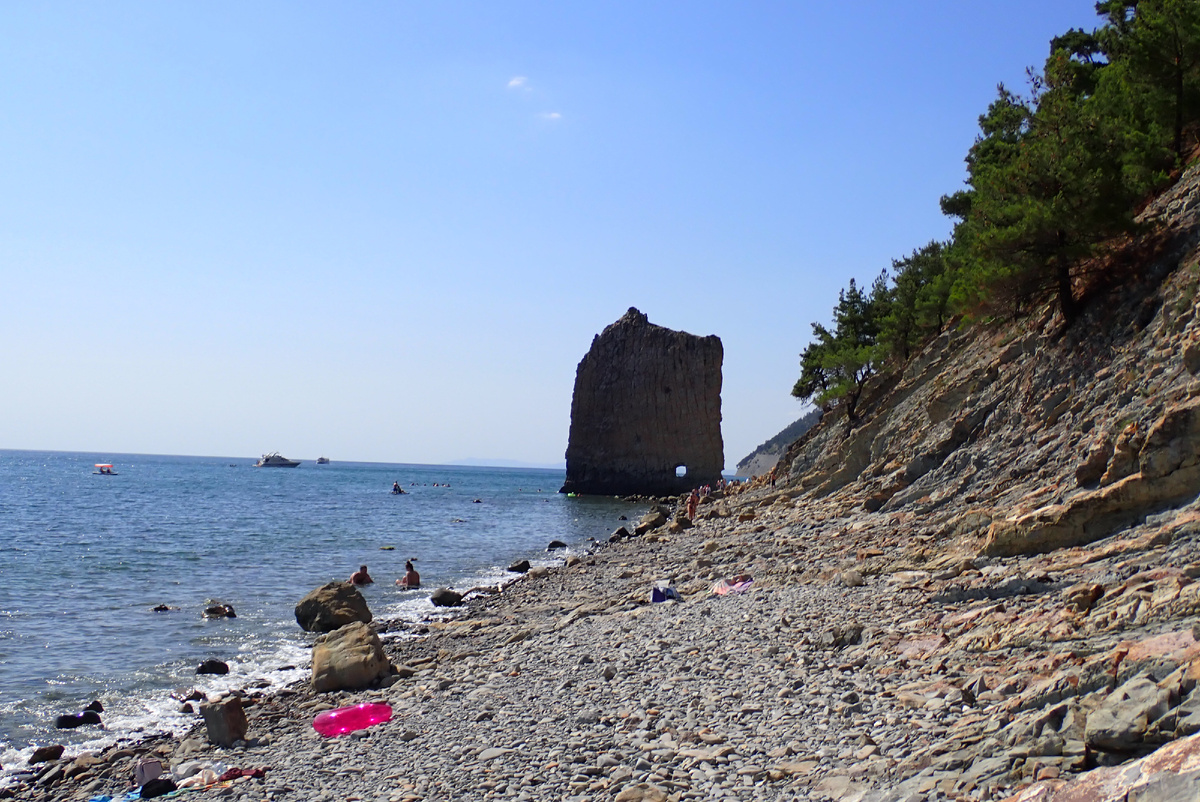 Вид на скалу Парус с пляжа