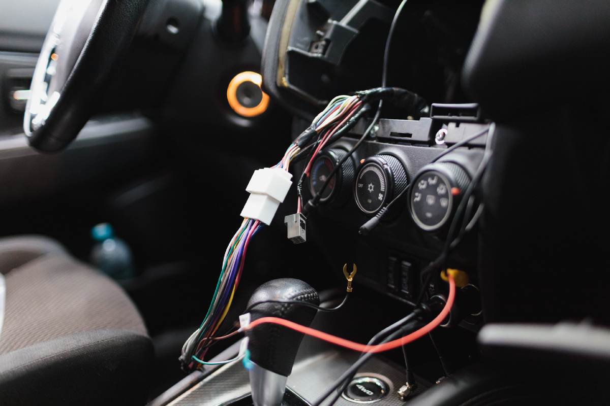 Источник фото: https://custom-heroes.ru/raboty/vid-uslugi/avtozvuk/osnaschaem-skoda-rapid-sovremennye-tehnologii-dlya-komforta-i-bezopasnosti/